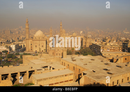 KAIRO, ÄGYPTEN. Die Sultan Hassan und Rifai Moscheen wie die Zitadelle mit der stark verschmutzten Stadt hinter aus gesehen. Stockfoto