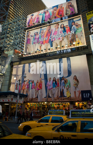 Die Bekleidungskette Lücke wirbt auf einer Plakatwand am Times Square in New York Stockfoto