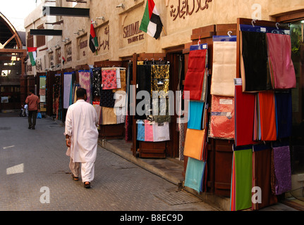 Shopping Lane der Textil-Händler im Souk von Bur Dubai, Dubai, Vereinigte Arabische Emirate Stockfoto