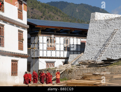 Jungen Novizen in braunen Roben im Hof des klösterlichen Staatsschule Dechen Phodrung Kloster. Stockfoto