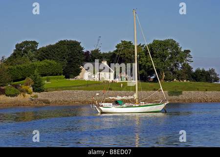 Irland Clare Kinvara Irish Cottage mit Boot am Liegeplatz Stockfoto