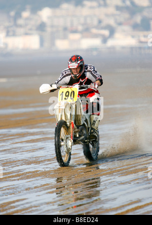 Im Bild ist ein Fahrer beim Weston Motorrad Endurance Beach-Rennen 2008 in Weston-super-Mare, Somerset, England, Vereinigtes Königreich, zu sehen Stockfoto