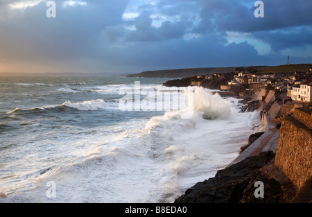 Sturmwellen am Hafendamm cornwall Stockfoto