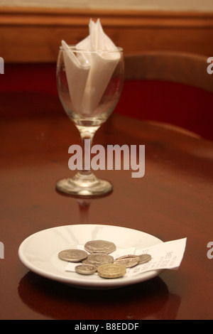 Ein Tipp auf ein Gericht in einem Restaurant links. Stockfoto