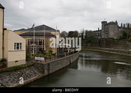 Fluss Nore in Kilkenny Irland mit Kilkenny Burg im Hintergrund Stockfoto