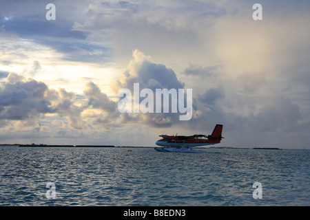 Malediven.  Wasserflugzeug auf dem Wasser. Stockfoto