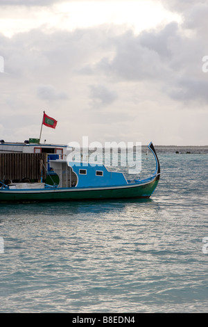 Bewölkten Tag auf den Malediven.  Traditionelles Boot mit maledivischen Flagge. Stockfoto