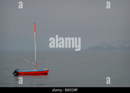 Roten Yacht und nebligen Morgen am Gardasee Italien Stockfoto