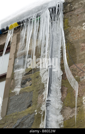 Eingefrorene Leitungen schmücken ein Gebäude am Tomintoul-Inverness-Shire-Hochland Schottlands.   SCO 2180 Stockfoto