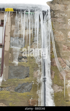 Eingefrorene Leitungen schmücken ein Haus in Schottland Tomintoul-Inverness-Shire-Hochland.   SCO 2181 Stockfoto