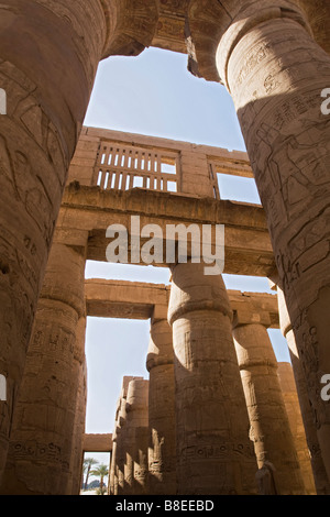 Beschriftete Abbildungen auf Säulen am Karnak-Tempel in Ägypten Stockfoto