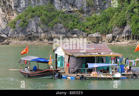 Vietnam Halong Bay Menschen leben auf dem Wasser Stockfoto