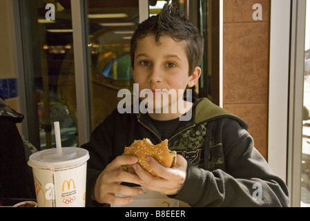 Junge Essen McDonalds hamburger Stockfoto