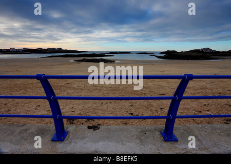 markanten blauen Geländer auf der Promenade mit Blick auf den Strand hinter. Stockfoto