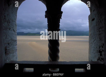 Blick aus dem Aussichtsturm Rundbogenfenster bis zur Mündung im Italianate Dorf Portmeirion. Portmadog Nord-Wales Stockfoto