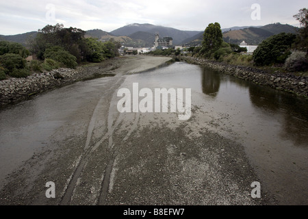 Der Fluss Maitai Nelson City bei Niedrigwasser - Alamy Ref B8EFX7 ist eine kontrastreiche Bild der gleichen Szene Stockfoto