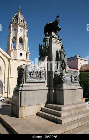 Simon Bolivar-Denkmal am Plaza Bolivar von Casco Antiguo von Panama-Stadt mit der Kirche San Francisco hinter. Stockfoto