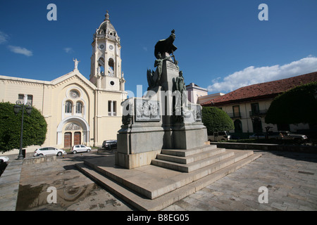 Simon Bolivar-Denkmal am Plaza Bolivar von Casco Antiguo von Panama-Stadt mit der Kirche San Francisco hinter. Stockfoto