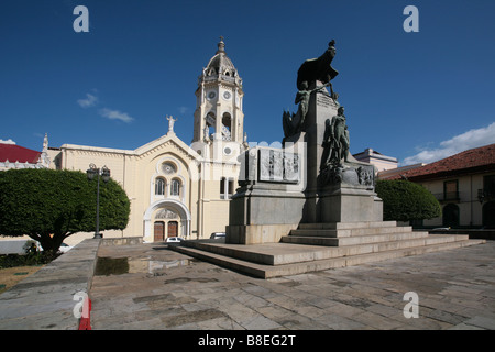 Simon Bolivar-Denkmal am Plaza Bolivar von Casco Antiguo von Panama-Stadt mit der Kirche San Francisco hinter. Stockfoto