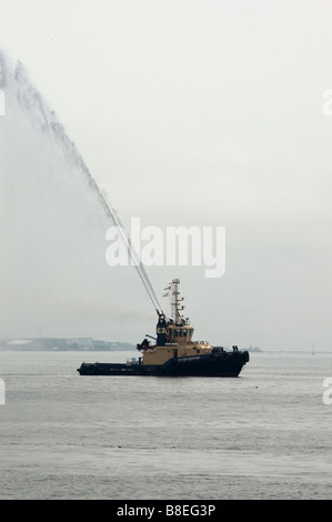 Boot im Hafen von Halifax Besprühen mit Wasser Feuer Stockfoto