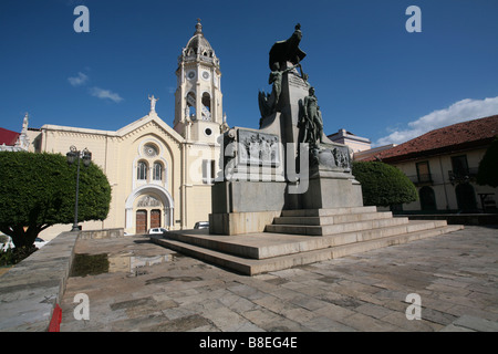 Simon Bolivar-Denkmal am Plaza Bolivar von Casco Antiguo von Panama-Stadt mit der Kirche San Francisco hinter. Stockfoto