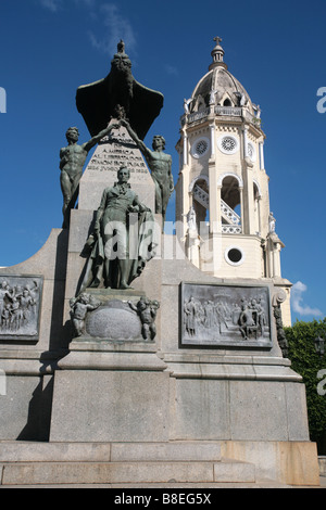 Simon Bolivar-Denkmal am Plaza Bolivar von Casco Antiguo von Panama-Stadt mit der Kirche San Francisco hinter. Stockfoto