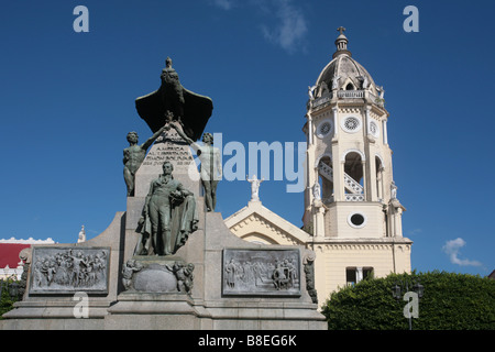 Simon Bolivar-Denkmal am Plaza Bolivar von Casco Antiguo von Panama-Stadt mit der Kirche San Francisco hinter. Stockfoto