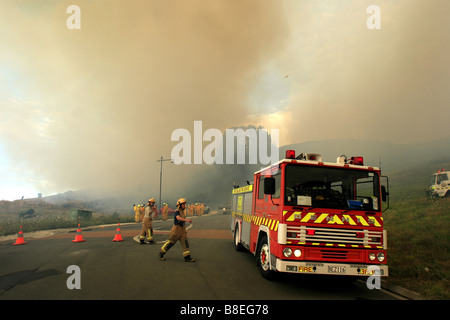 Feuerwehrleute bereiten zu kämpfen, ein Buschfeuer tobt in der Nähe Unterkunft in Neuseeland Stockfoto