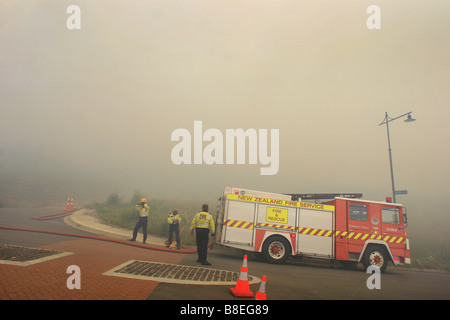 Feuerwehrleute bereiten zu kämpfen, ein Buschfeuer tobt in der Nähe Unterkunft in Neuseeland Stockfoto