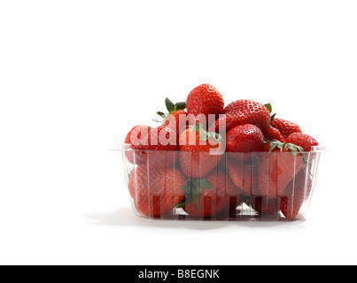 Durchsichtigen Kunststoff Korb mit roten Bio-Erdbeeren Stockfoto