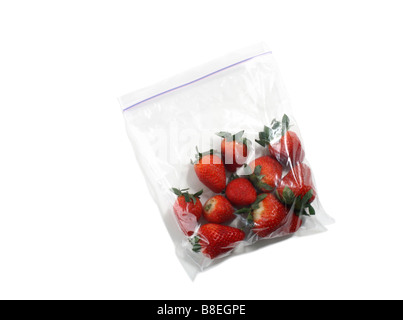 Klare Plastiktüte Bio rote Erdbeeren Stockfoto