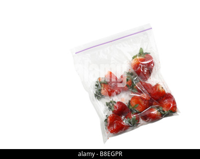 Durchsichtigen Plastiktüte gemahlene rote Erdbeeren Stockfoto