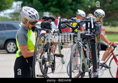 Eine Frau beendet ihre Fahrrad fahren und Ihr Fahrrad zu Ihrem Auto Rack. Oklahoma City, Oklahoma, USA. Stockfoto