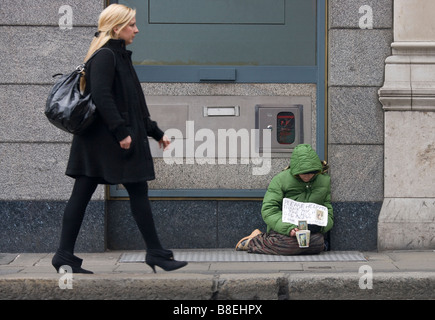 Bettler und Fußgänger Stockfoto