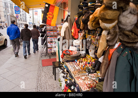 Touristen in der Nähe des Standes mit Souvenirs der DDR. Checkpoint Charlie. Berlin. Deutschland. Stockfoto