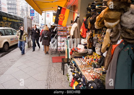 Touristen in der Nähe des Standes mit Souvenirs der DDR. Checkpoint Charlie. Berlin. Deutschland. Stockfoto