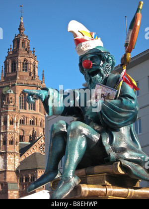 Karneval in der Stadt Mainz in Deutschland. Eine neue Gutenberg-Statue auf dem podest Stockfoto