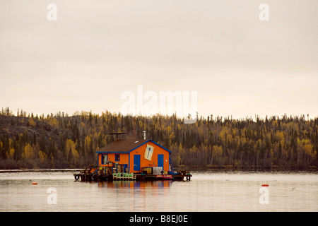 Orangefarbene Hausboot auf der Great Slave Lake, Yellowknife Nordwest-Territorien, Kanada Stockfoto