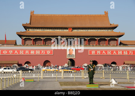 Einen chinesischen Soldaten ständigen Aufmerksamkeit am Tiananmen-Platz mit der verbotenen Stadt als Hintergrund. Stockfoto