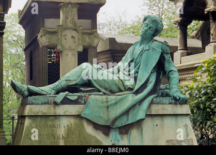 Statue von Nicholas Kamienski auf Grab am Friedhof von Montmartre in Paris Frankreich Stockfoto