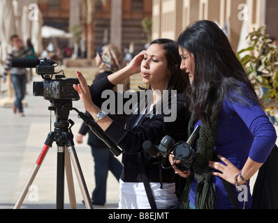 Studentin Betrieb Camcorder, American University in Cairo neuen Campus, New Cairo, Ägypten Stockfoto