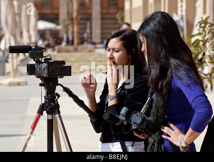 Studentin Betrieb Camcorder, American University in Cairo neuen Campus, New Cairo, Ägypten Stockfoto