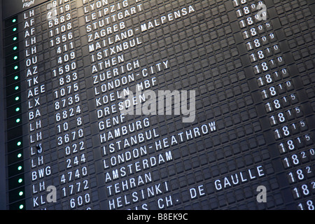 Abfahrt/Ankunft Flugplan am Flughafen Frankfurt, Deutsch Stockfoto