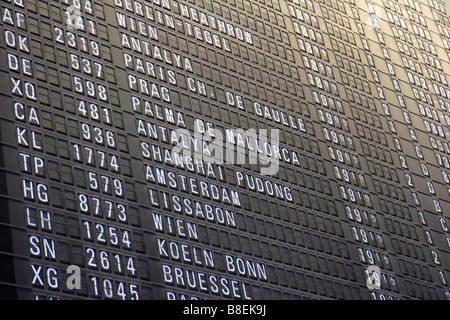 Abfahrt/Ankunft Flugplan am Flughafen Frankfurt, Deutsch Stockfoto