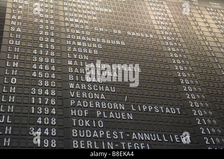 Abfahrt/Ankunft Flugplan am Flughafen Frankfurt, Deutsch Stockfoto