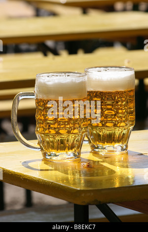 Zwei Bierkrüge auf einem Tisch in einem Biergarten Stockfoto