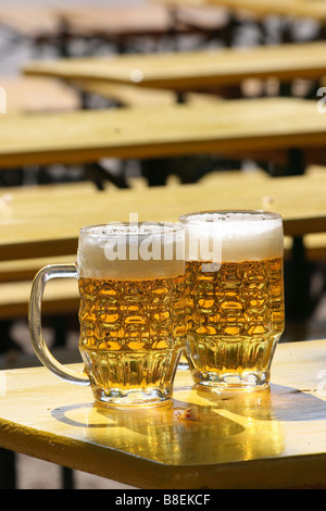 Zwei Bierkrüge auf einem Tisch in einem Biergarten Stockfoto