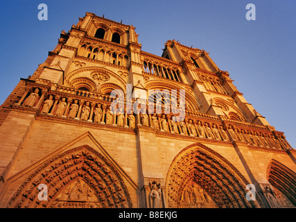 Westen Front of Notre Dame im Sonnenuntergang Paris Frankreich Stockfoto