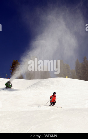 Schnee in die Luft gesprengt aus eine Schneekanone, Tirol, Österreich Stockfoto