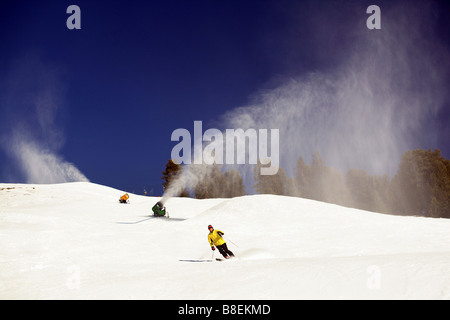 Schnee in die Luft gesprengt aus eine Schneekanone, Tirol, Österreich Stockfoto